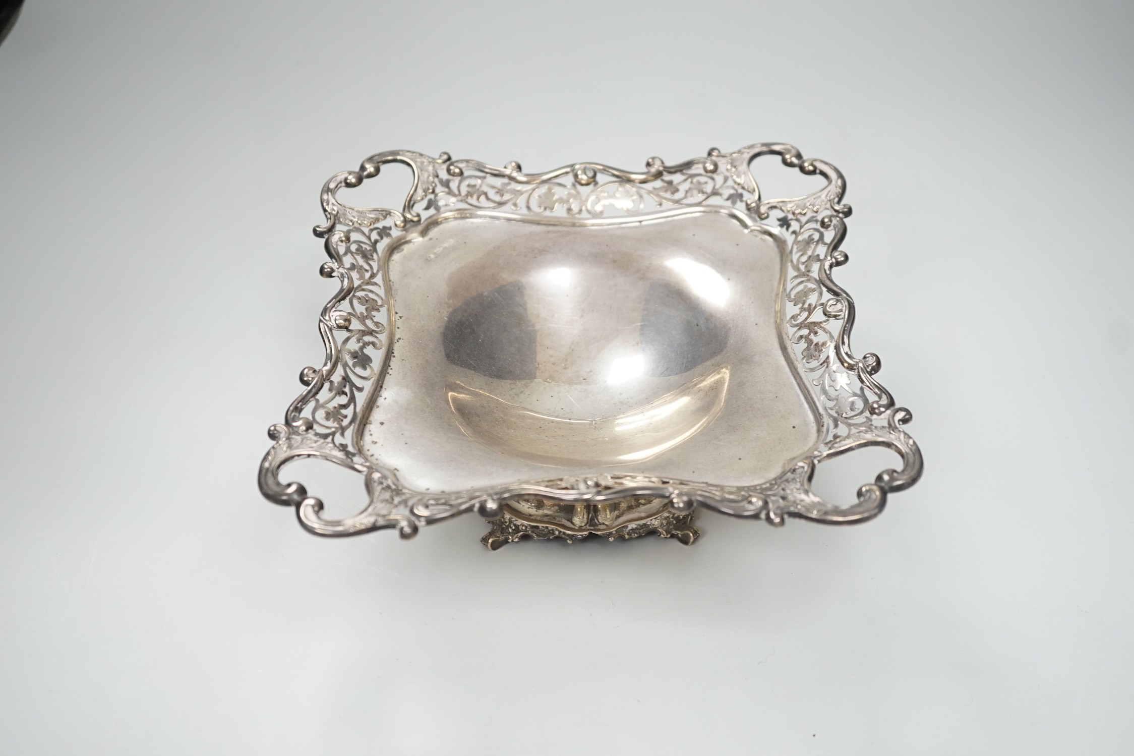 An Edwardian silver square pedestal bowl with pierced border, Albert Henry Thompson Sheffield, 1904, 21cm